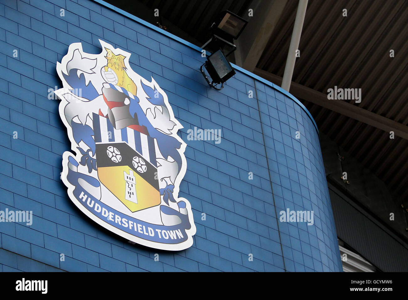 Fußball - npower Football League One - Huddersfield Town gegen Sheffield Mittwoch - das Galpharm Stadium. Gesamtansicht des Huddersfield Town-Emblems auf der Seite eines Standes im Galpharm-Stadion Stockfoto