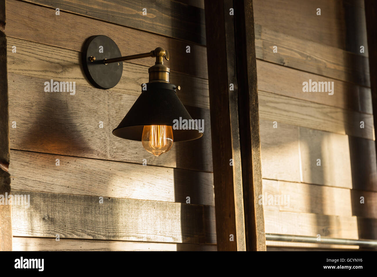 altmodische Lampe hängen Holzwand Stockfoto