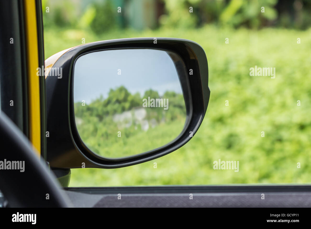 Seite - Rückspiegel auf ein modernes Auto Stockfoto