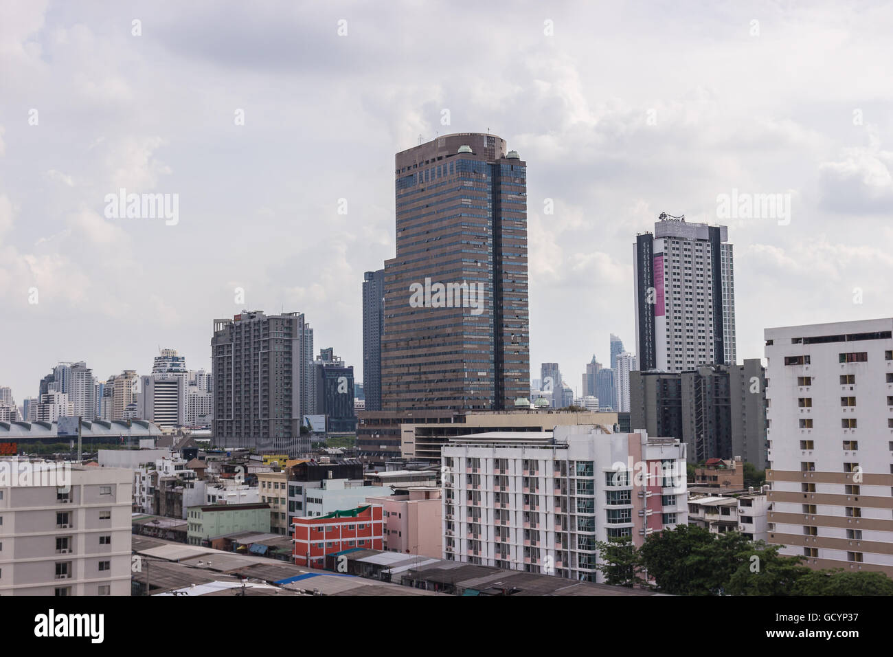 Bangkok Stadtbild, Geschäftsviertel mit hohen Gebäude im Sonnenschein am Tag, Bangkok, Thailand Stockfoto