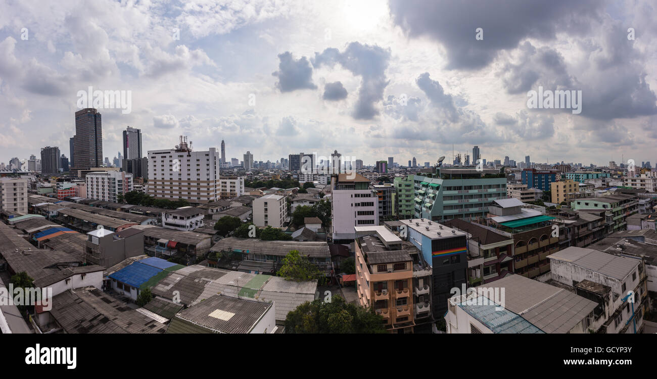 Bangkok Stadtbild, Geschäftsviertel mit hohen Gebäude im Sonnenschein am Tag, Bangkok, Thailand Stockfoto