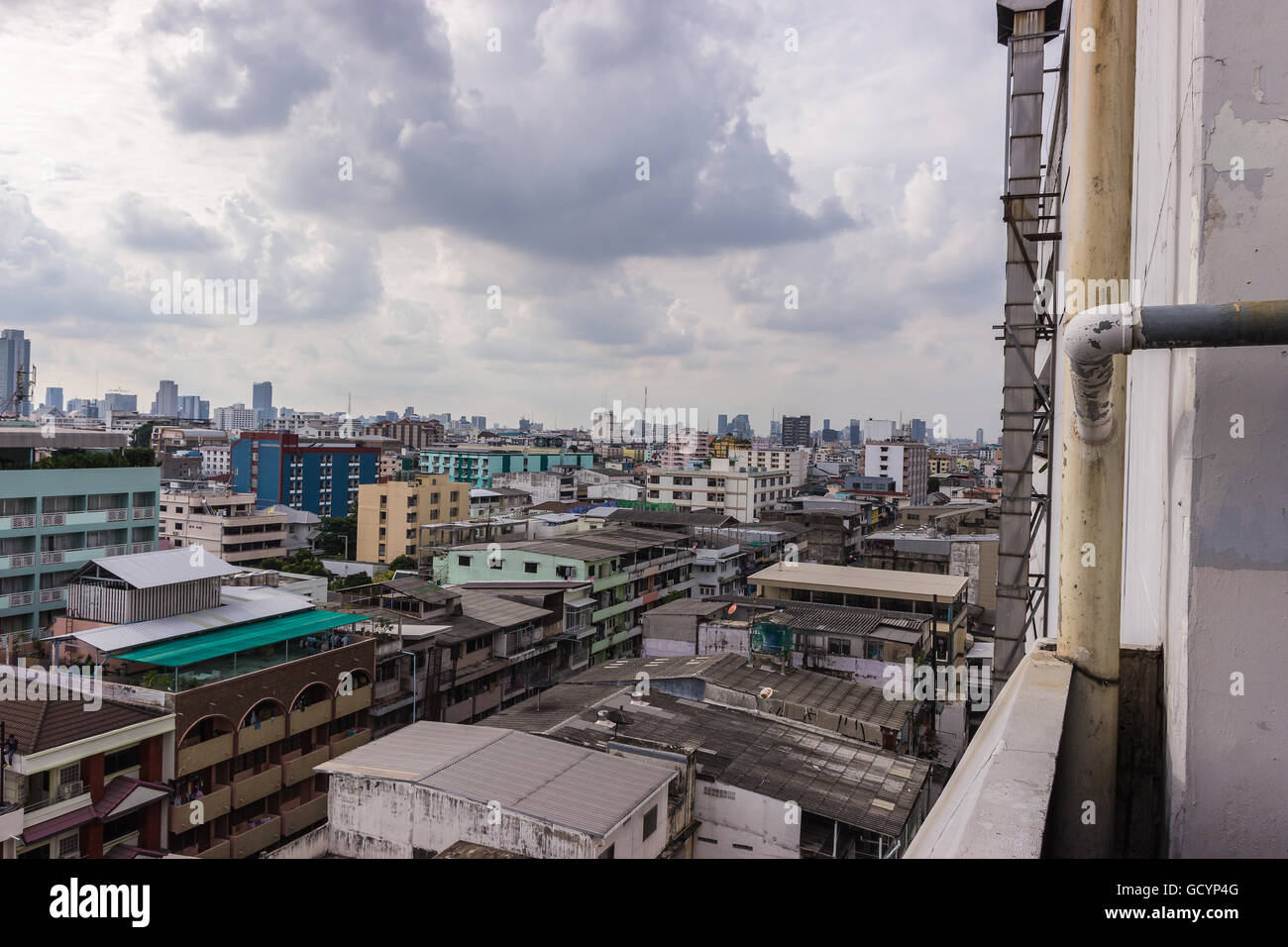 Bangkok Stadtbild, Geschäftsviertel mit hohen Gebäude im Sonnenschein am Tag, Bangkok, Thailand Stockfoto