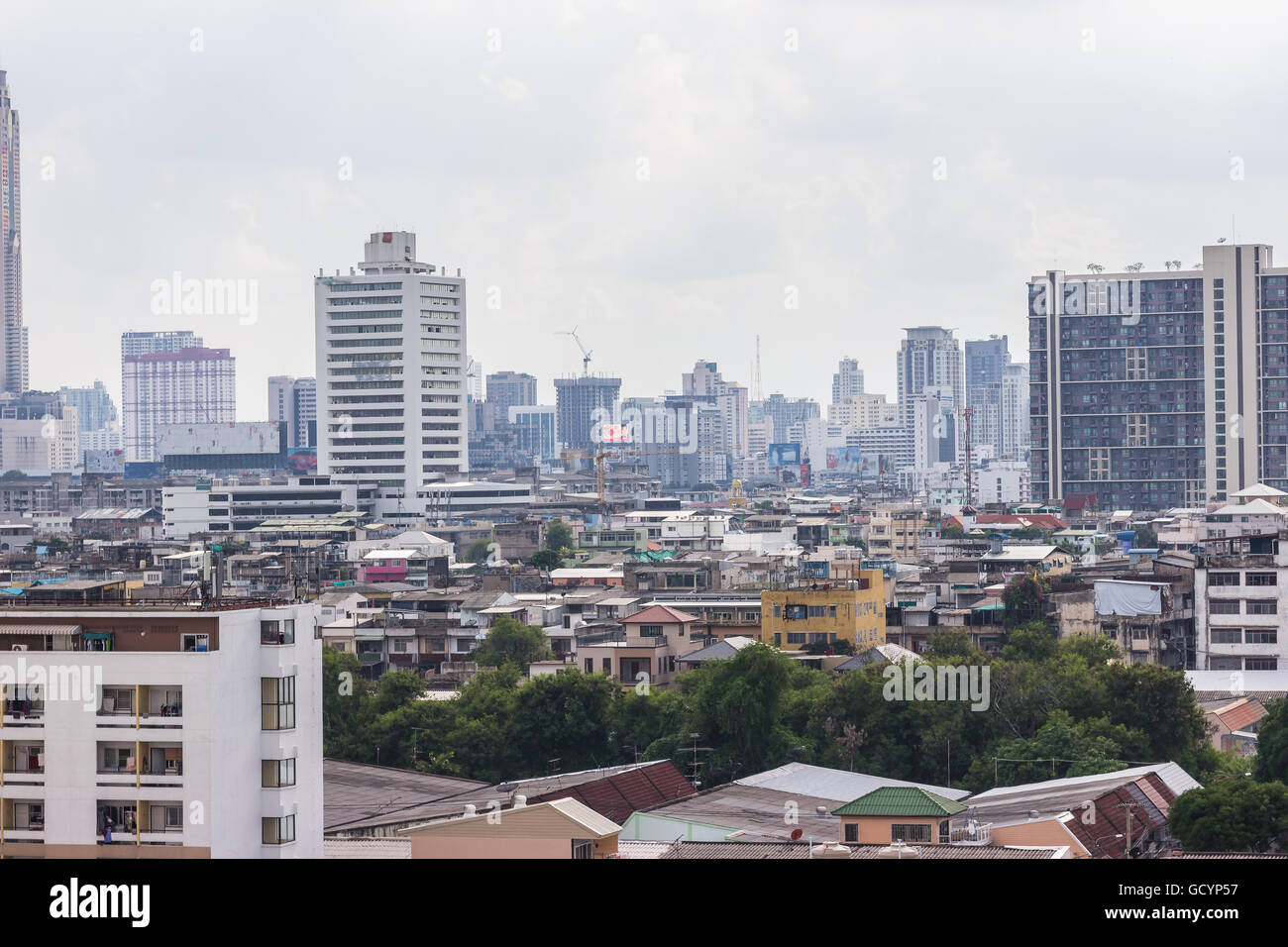 Bangkok Stadtbild, Geschäftsviertel mit hohen Gebäude im Sonnenschein am Tag, Bangkok, Thailand Stockfoto