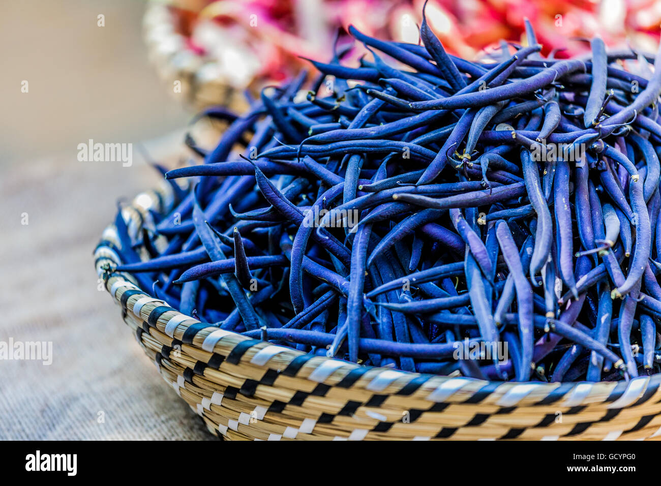 Grüne Blu Bohnen in einem Weidenkorb am französischen Markt Stockfoto