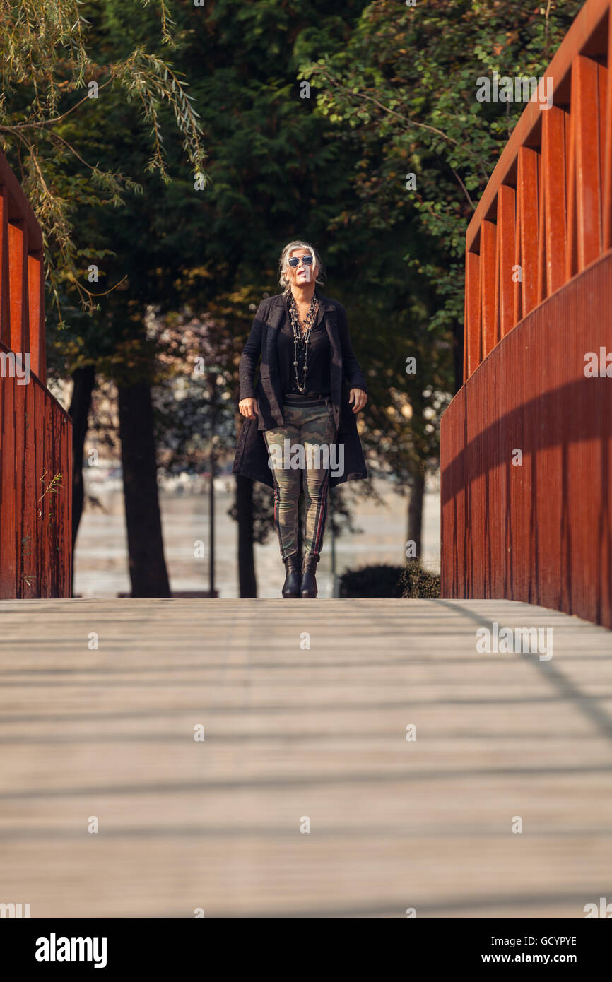 Fünfzig Jahre alte Frau in Natur Stockfoto