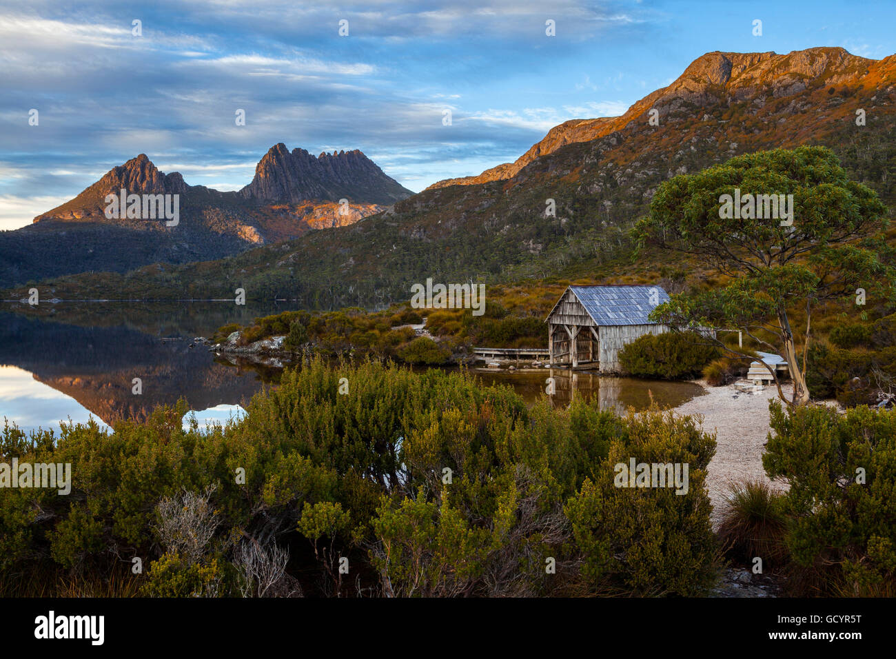 Cradle Mountain und Dove Lake Boatshed im Morgengrauen - Wiege Mtn Lake St Clair N.P - Tasmanien Stockfoto