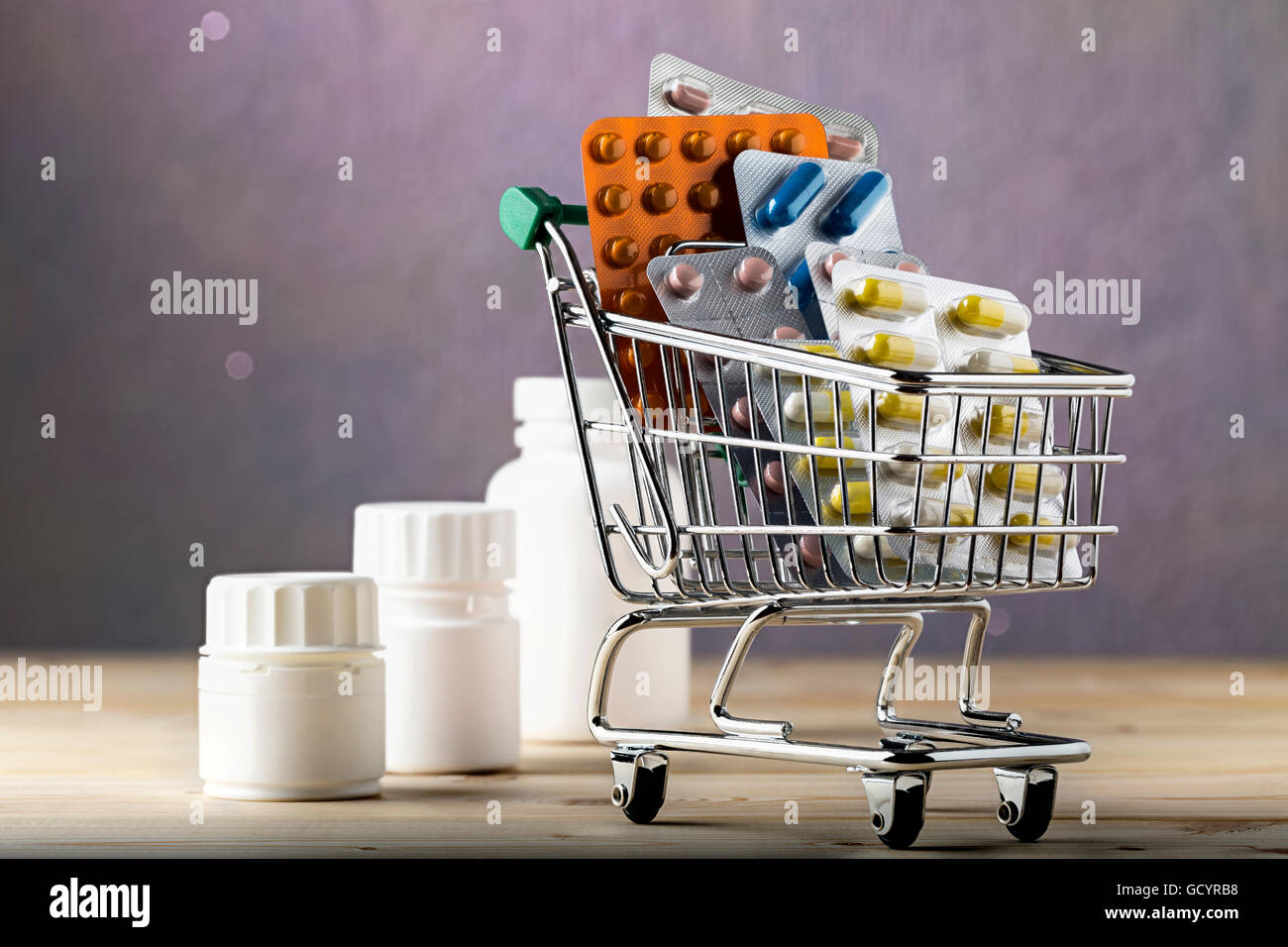 Warenkorb gefüllt mit Blister-Packungen mit bunten Pillen Stockfoto