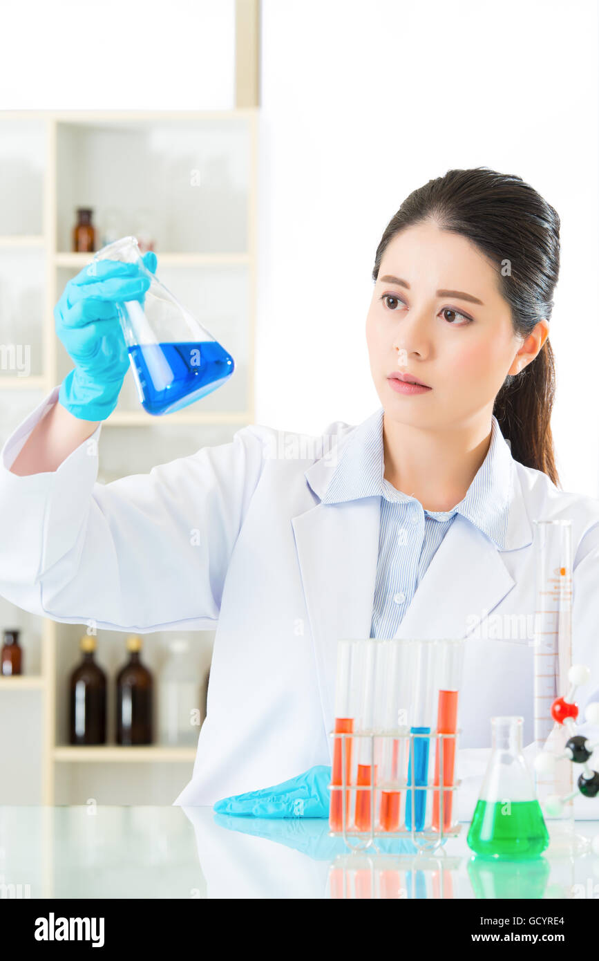 intelligente asiatischen weiblichen Chemiker Wissen Macht nutzen, um die Heilung im Labor zu finden Stockfoto