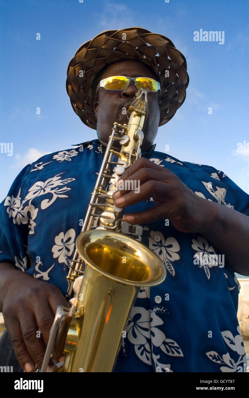 Musiker spielt Saxophon in der Nähe der Hafen von Nassau, New Providence Island, Bahamas, Karibik. Stockfoto