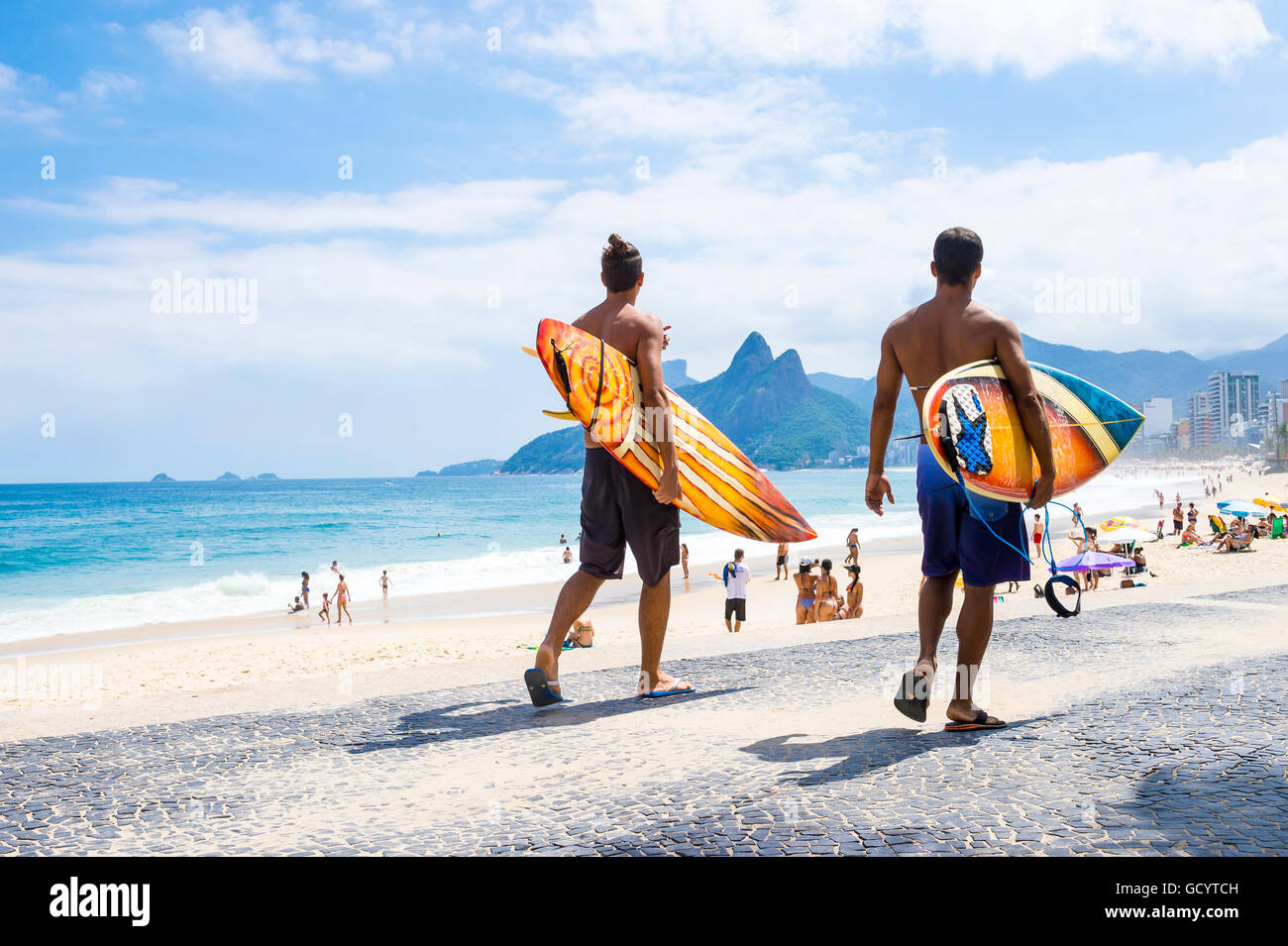 RIO DE JANEIRO - 3. April 2016: Junge Carioca Fuß Brasilianer mit Surfbrettern Arpoador, der beliebte Surf-Punkt. Stockfoto