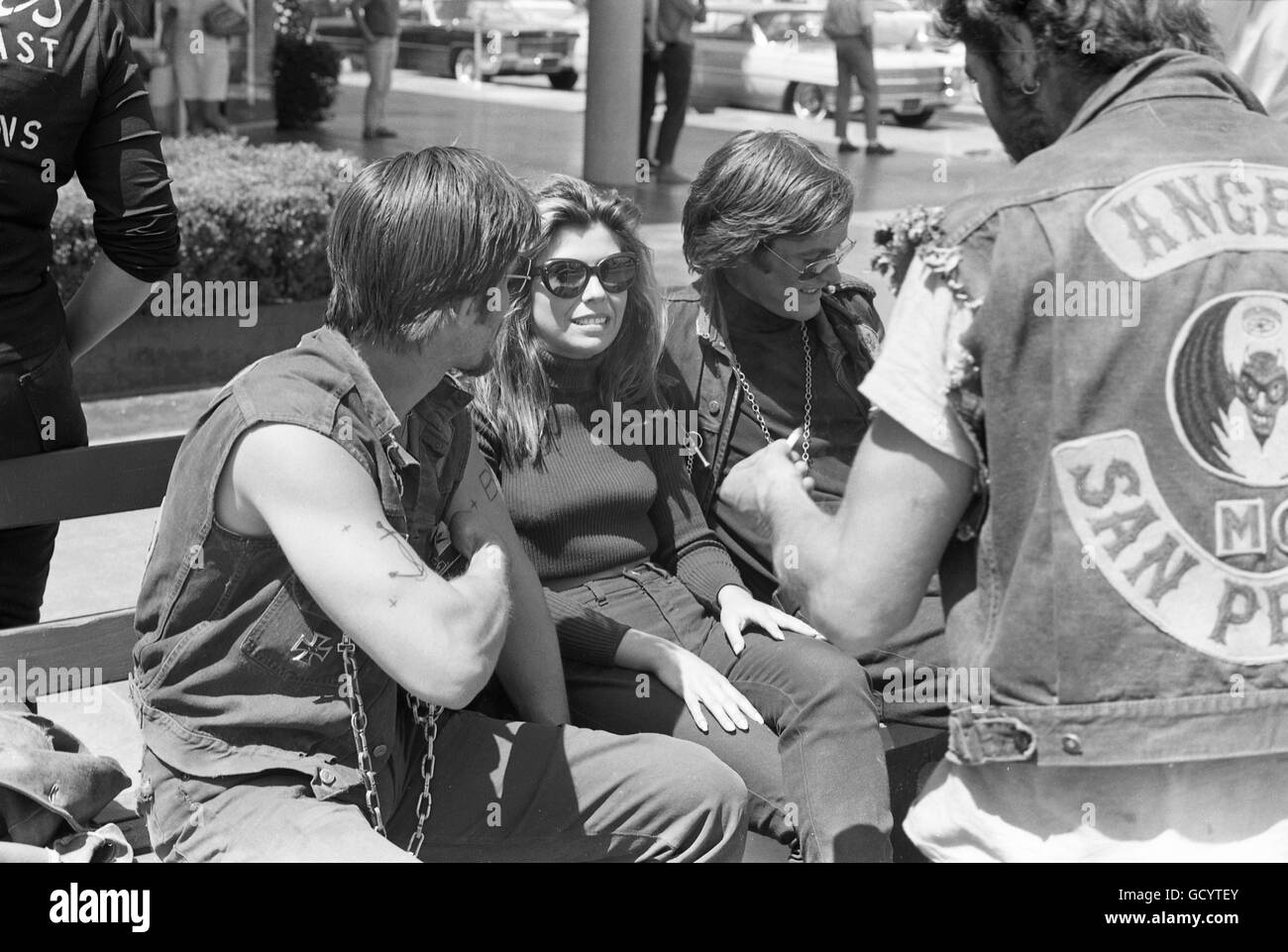 Peter Fonda und Nancy Sinatra am Set von "The Wild Angels" Stockfoto