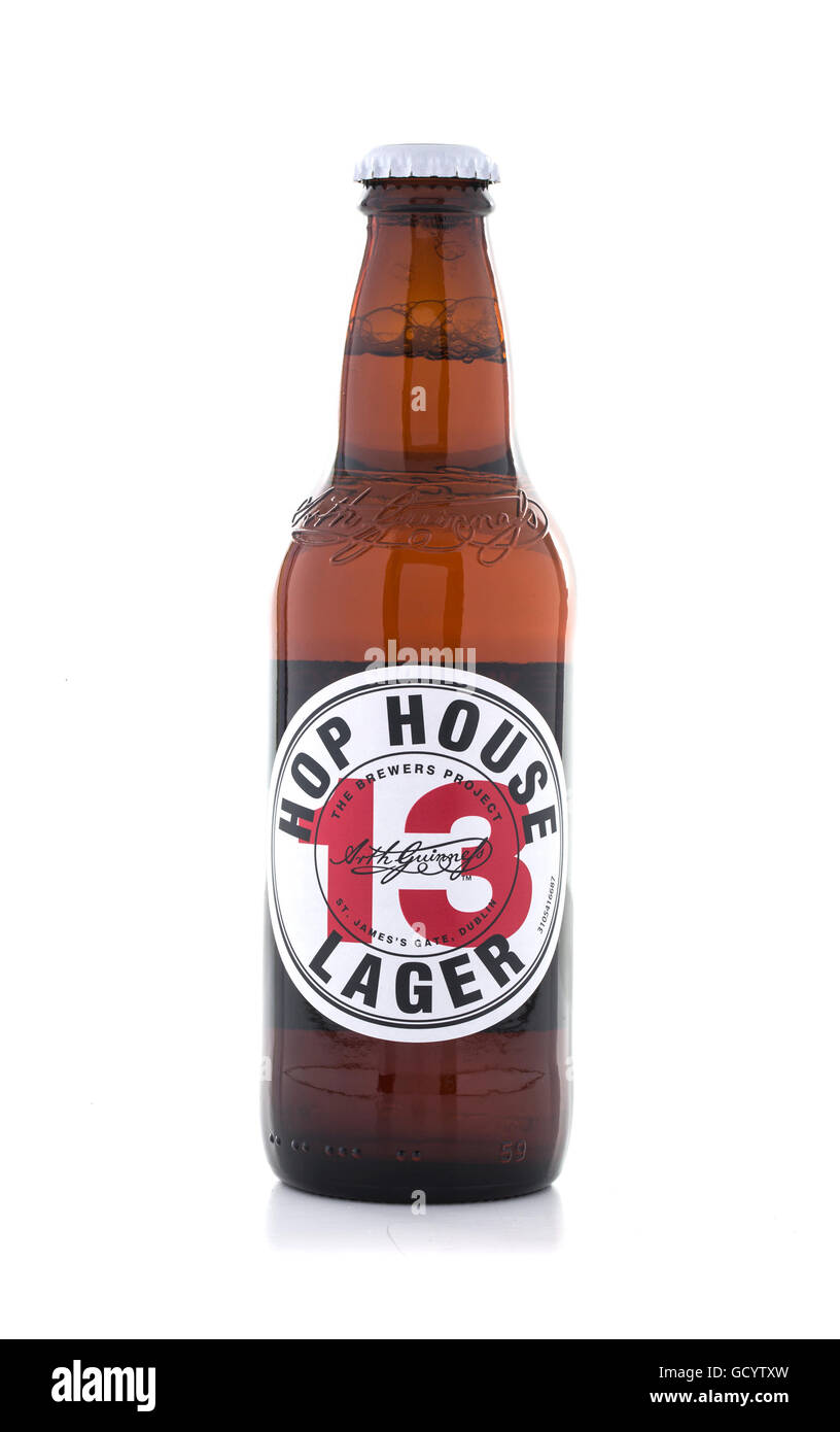 Flasche Guinness Hop Haus 13 Lager auf weißem Hintergrund Stockfoto