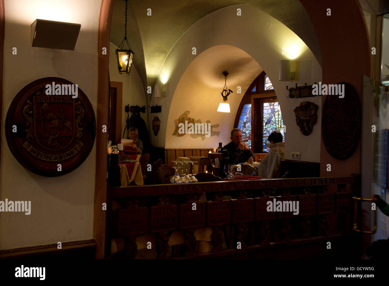 Traditionelles Rheingauer Essen, Wein und Oom-pah-pah Musik kombinieren für einen tollen Abend im Rudesheimer Schloss auf Drosselgasse. Stockfoto