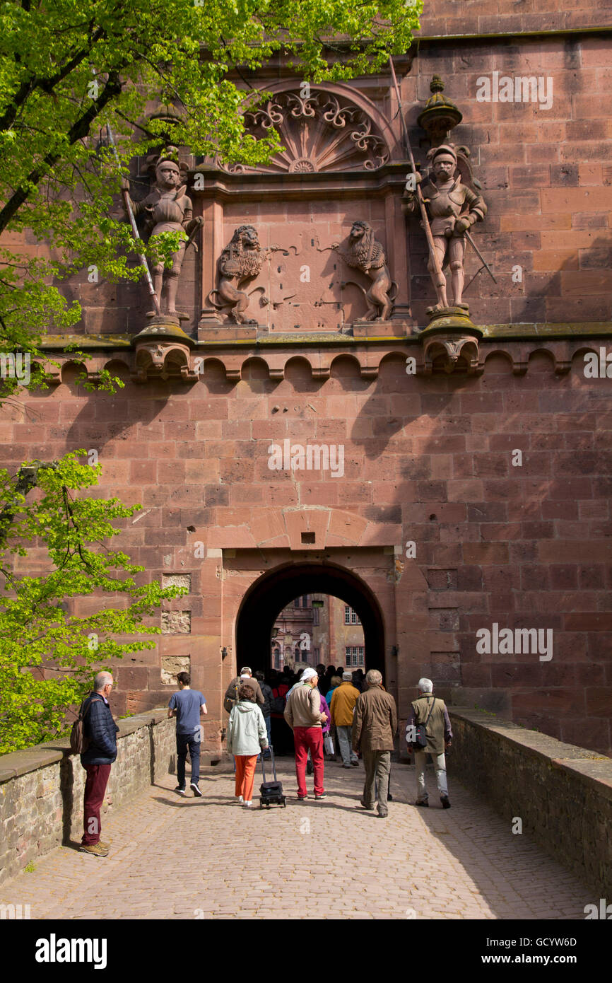 Besucher aller Altersgruppen sind fasziniert von majestätischen, teilweise zerstört, aber Bilderbuch Burg aus Heidelberg. Stockfoto