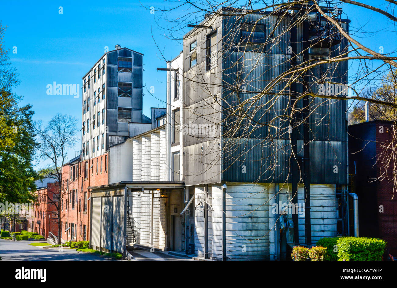 Alten geschwärzt Metall Gebäude mit alten Mühle Kornstrukturen auf dem Gelände der Jack Daniel Distillery in Lynchburg, Tennessee Stockfoto