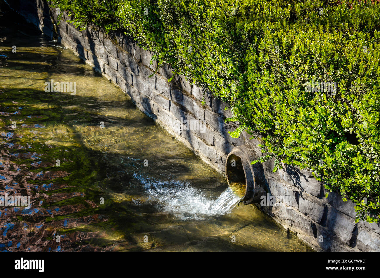 Das natürliche Höhle Quellen Wasser fließt in Bächen durch Drainagerohre auf die Jack Daniels Distillery in Lynchburg, Tennessee Stockfoto