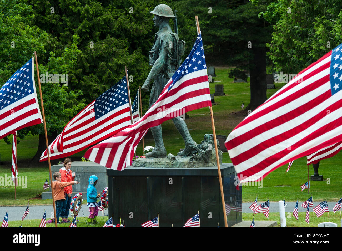 Memorial Day Zeremonie am Friedhof mit militärischen Skulptur amerikanische Flaggen und Fahnen auf Grabstätten Stockfoto