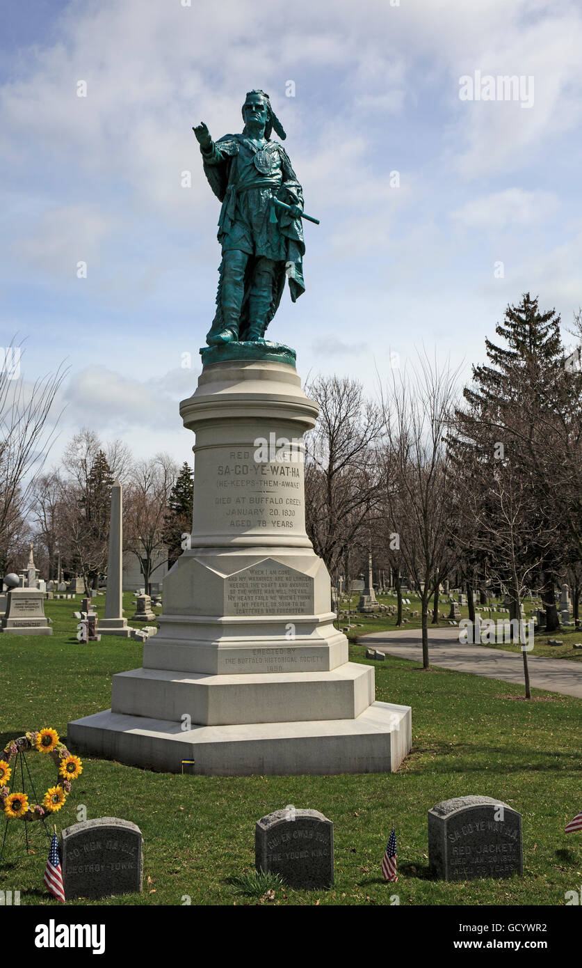 Statue der roten Jacke (Sacoyewatha), Forest Lawn Cemetery in Buffalo, New York. Stockfoto