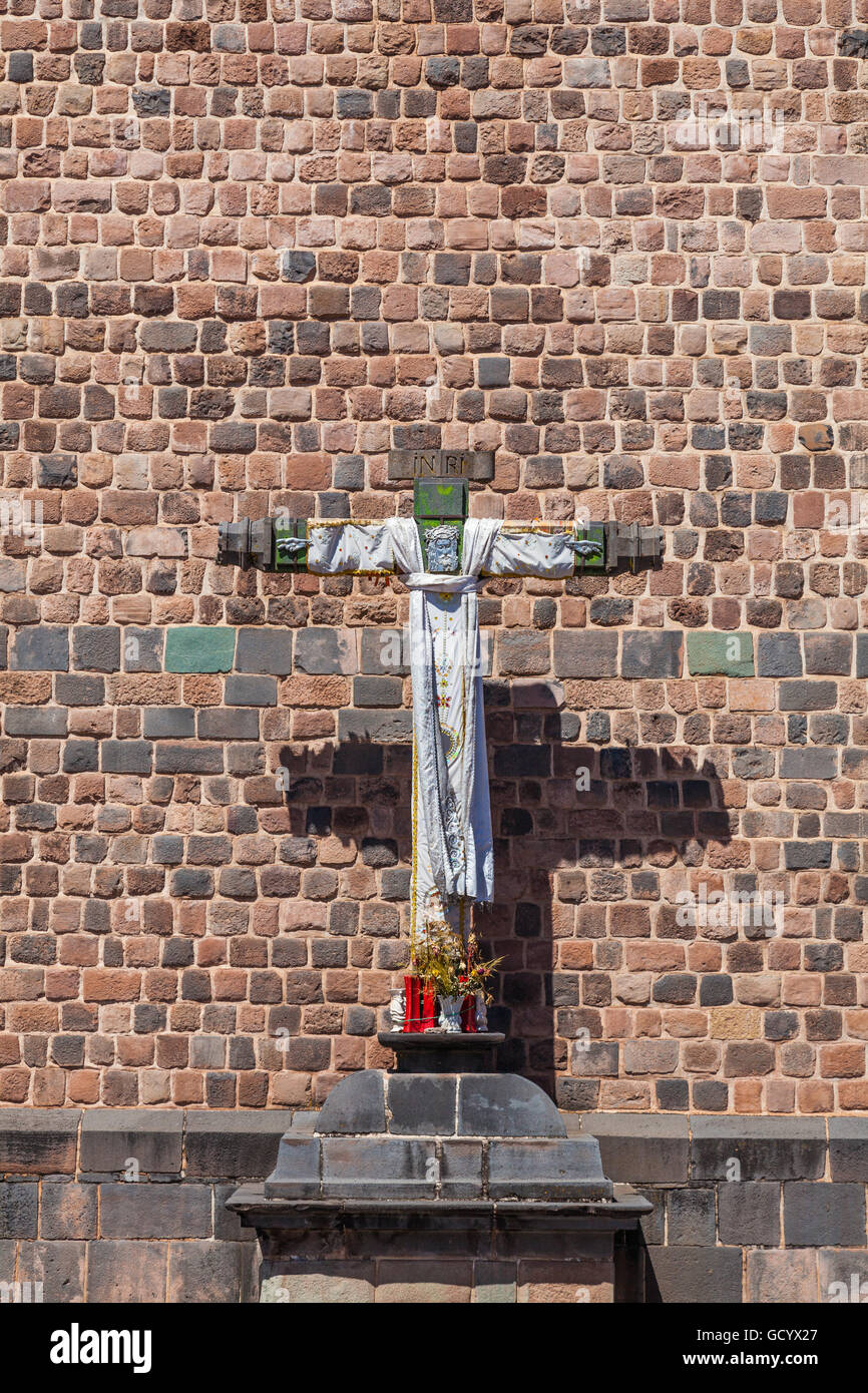 Großes Kreuz an der Außenwand der Basilika Santo Domingo in Cusco, Peru Stockfotografie Alamy
