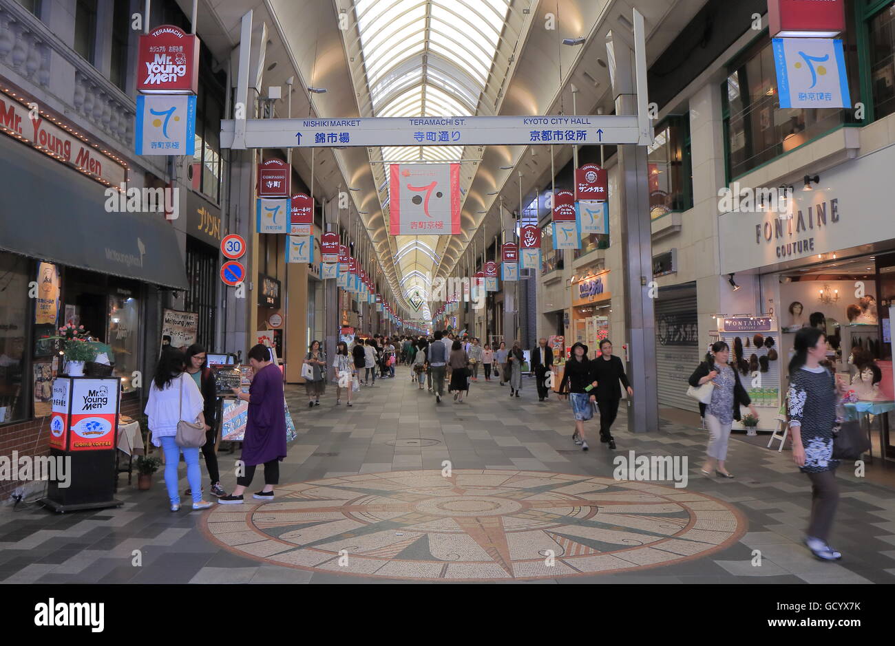 Menschen Sie Shop bei Teramachi Einkaufspassage in Kyoto Japan. Stockfoto