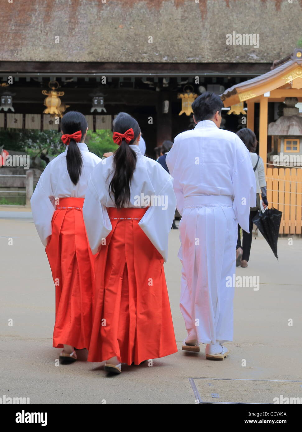 Miko, japanischem Shrine Maiden arbeitest du Kitano Tenmangu Schrein in Kyoto Japan. Stockfoto