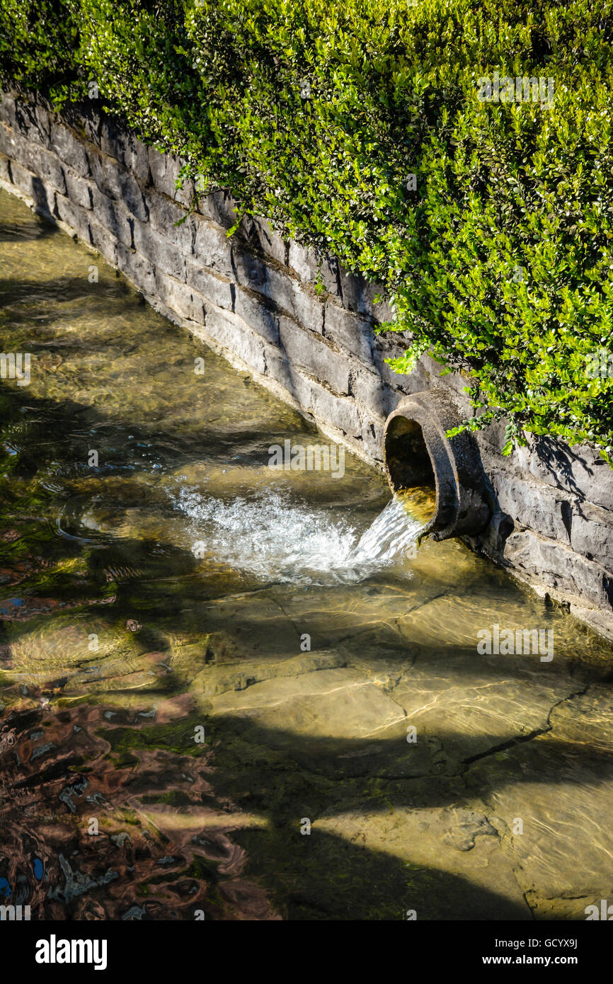 Das natürliche Höhle Quellen Wasser fließt in Bächen durch Drainagerohre auf die Jack Daniels Distillery in Lynchburg, Tennessee Stockfoto