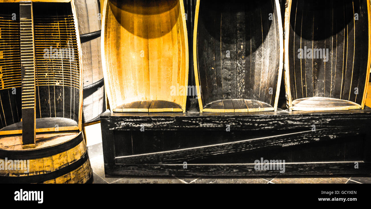 Split offene Eiche Holzfässern auf dem Display für pädagogische Zwecke während der Tour im Jack Daniel Distillery in Lynchburg, Tennessee Stockfoto