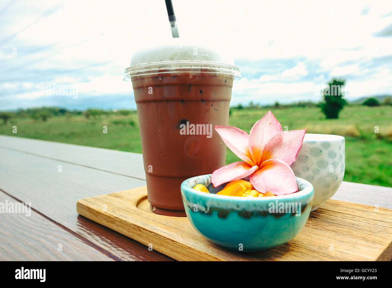 Geeiste Kaffee und Keks Alphabet mit Reis Feld Hintergrund Stockfoto