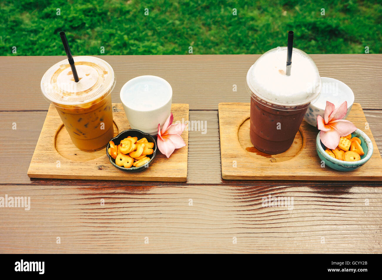 Geeiste Kaffee und Keks Alphabet mit Reis Feld Hintergrund Stockfoto