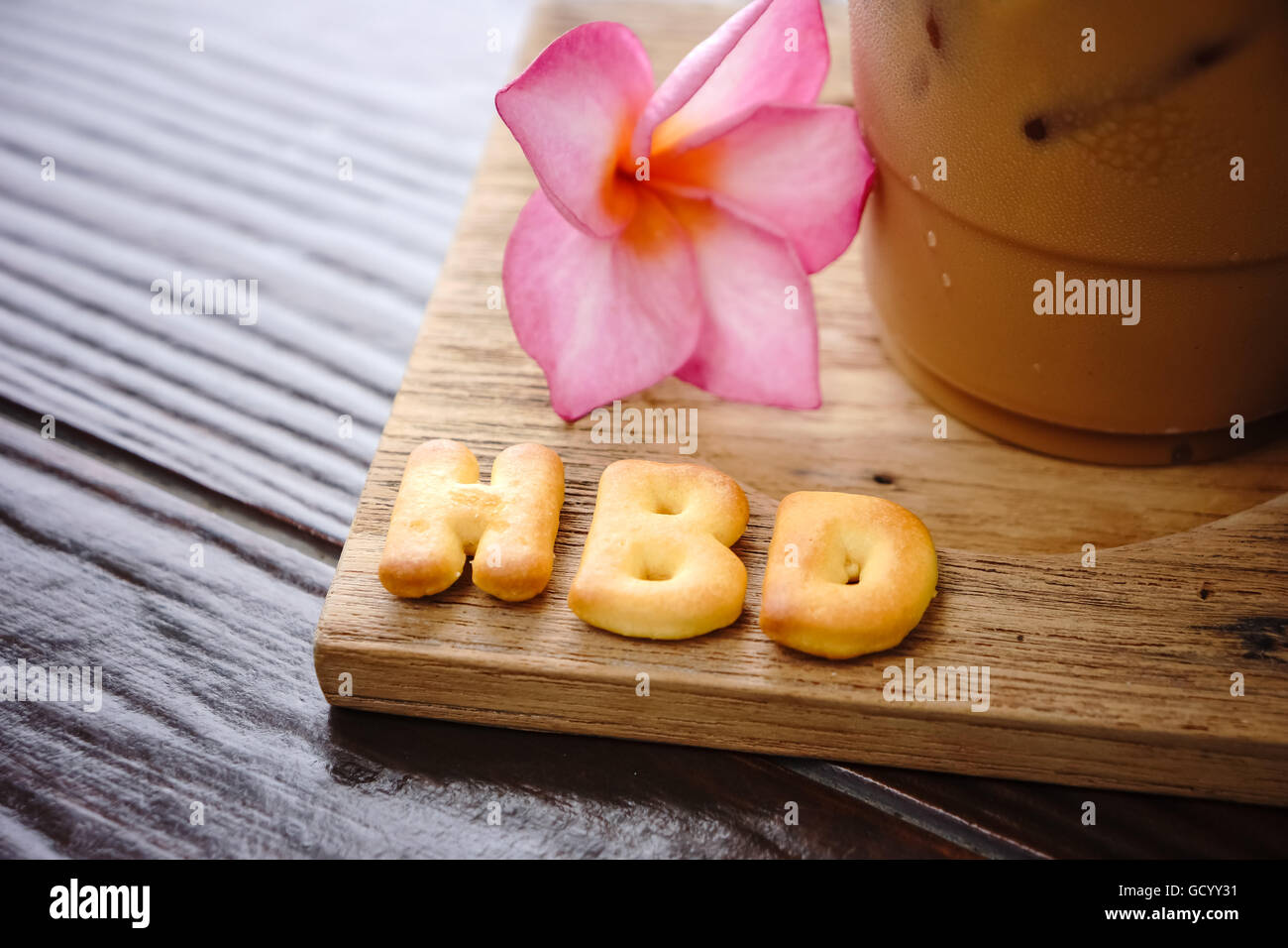Geeiste Kaffee und Keks Alphabet Zauber HBD mit Reis Feld Hintergrund Stockfoto