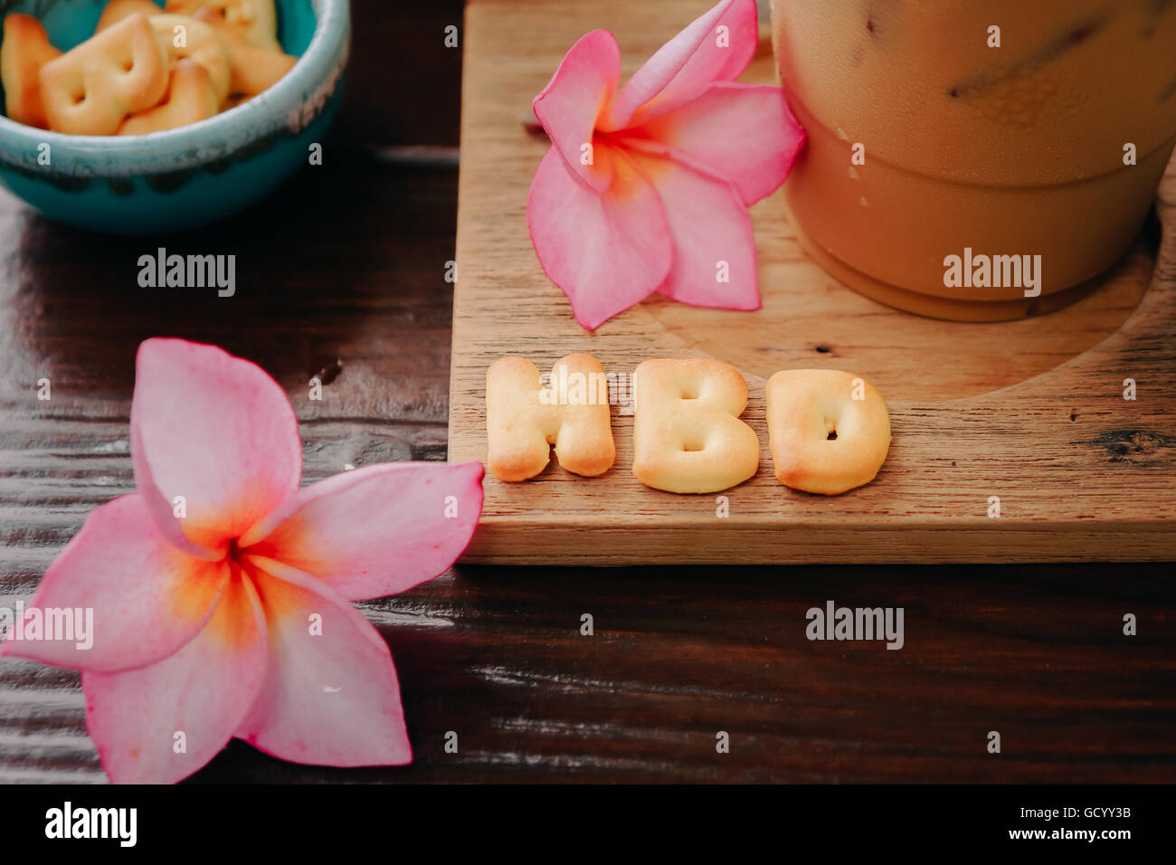 Geeiste Kaffee und Keks Alphabet Zauber HBD mit Reis Feld Hintergrund Stockfoto
