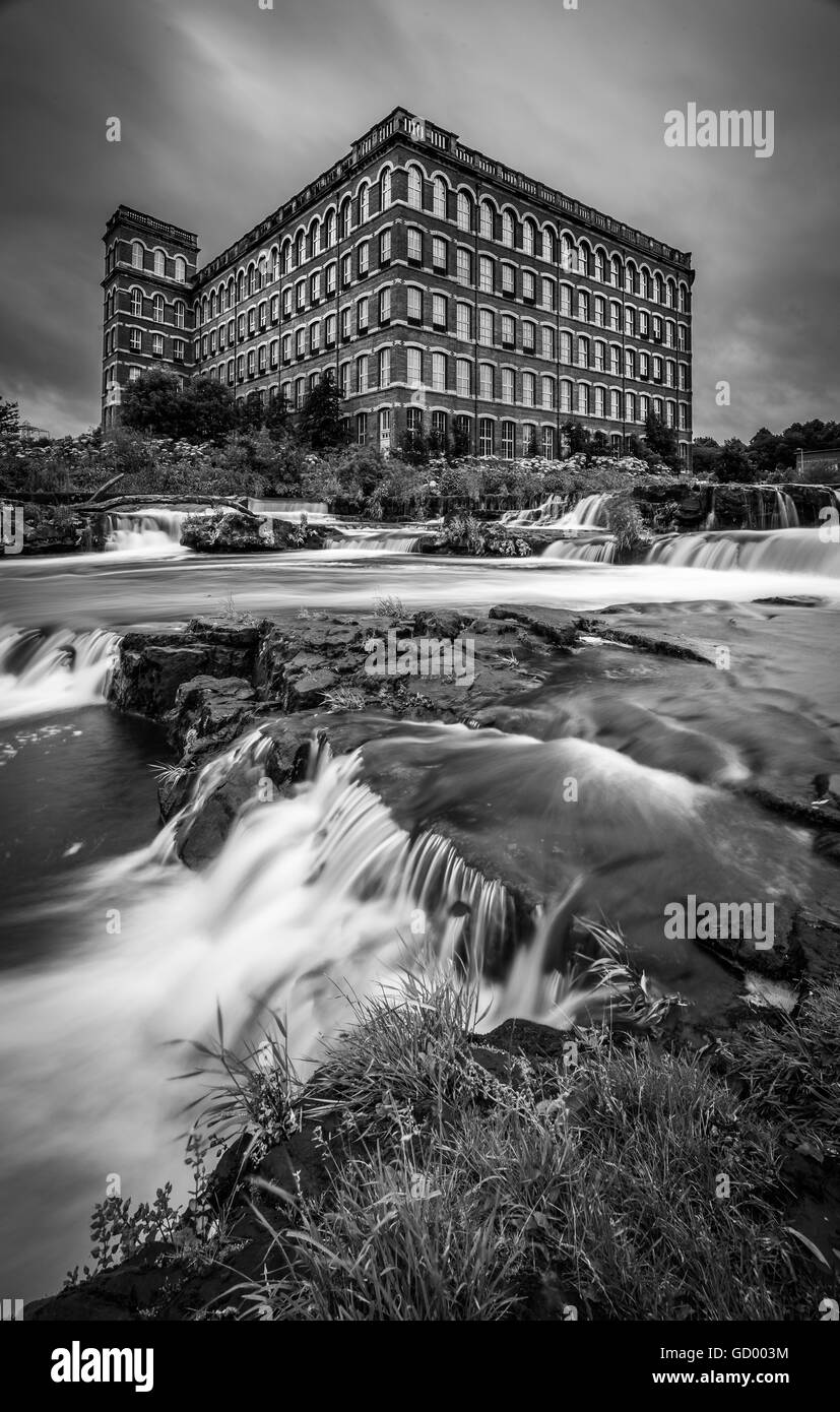 Die alten J & P Coats Anchor-Gewindefräser an den Ufern des Flusses Cart in Paisley, Schottland Stockfoto