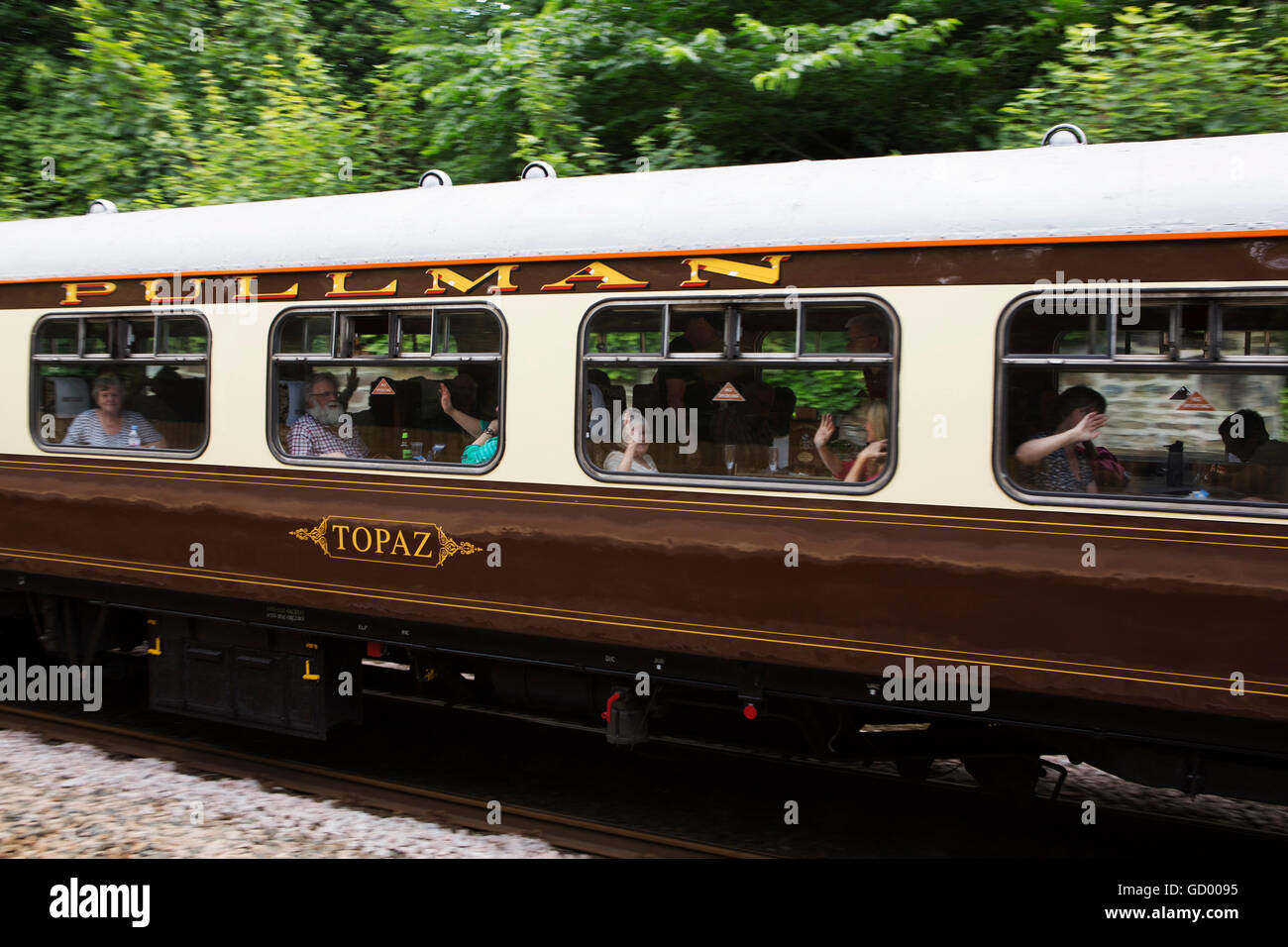 Ein Pullman Wagen auf die Flying Scotsman Dampfzug am Morgen, Northumberland. Stockfoto