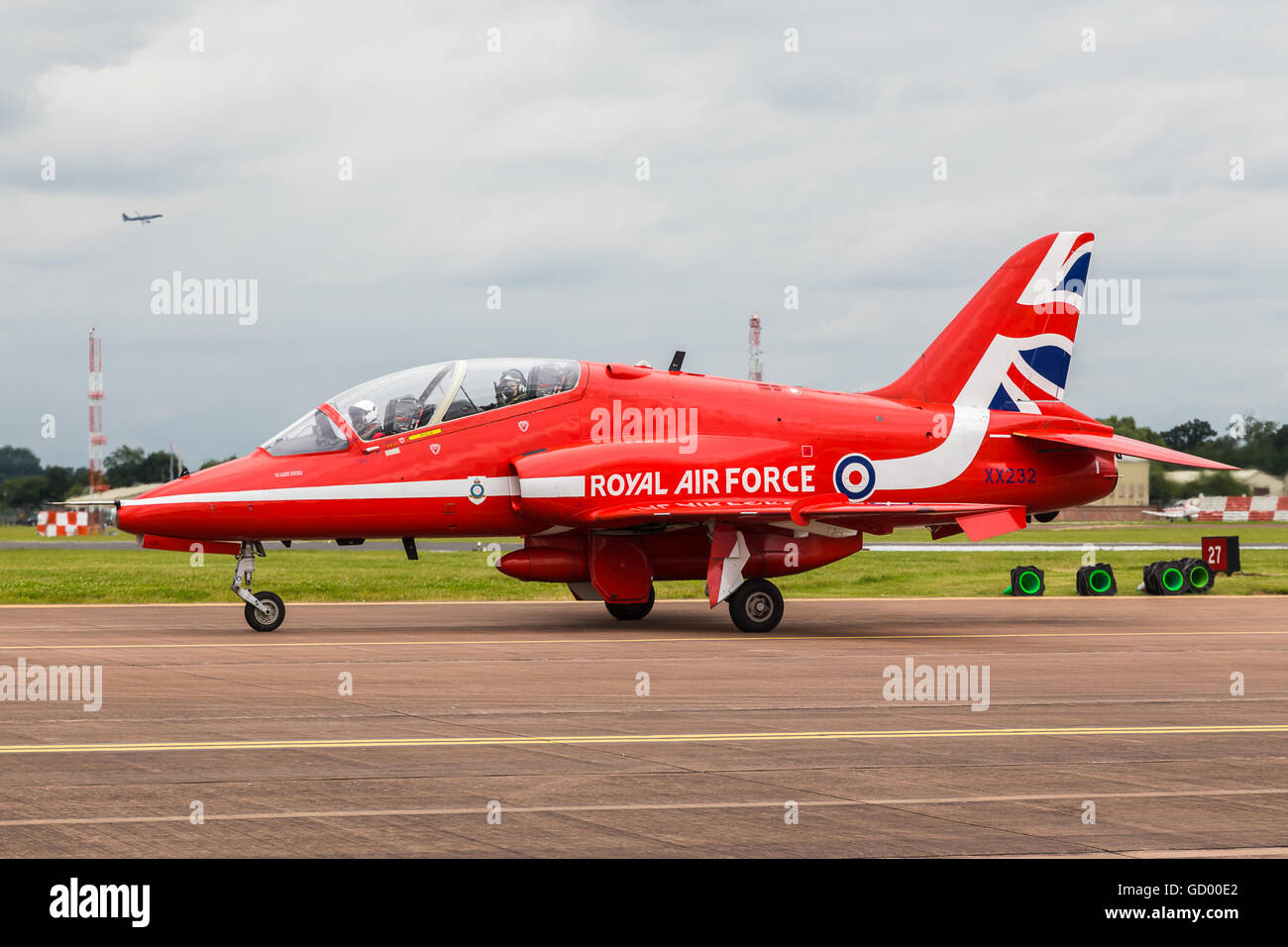 Ein Air Cadet "Wellenlinien" aus ihren Rücksitz einen roten Pfeil am 2016 Royal International Air Tattoo. Stockfoto