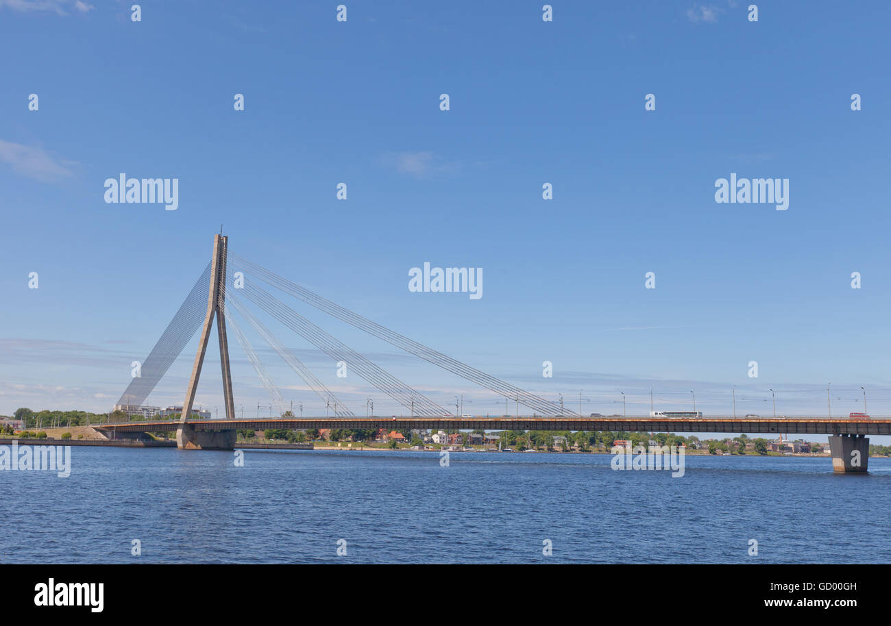Vansu Brücke (1981, ehemaligen Gorki-Brücke) über Fluss Daugava in Riga, Lettland. Einer der fünf großen Brücken in Riga und das einzige Kabel Stockfoto