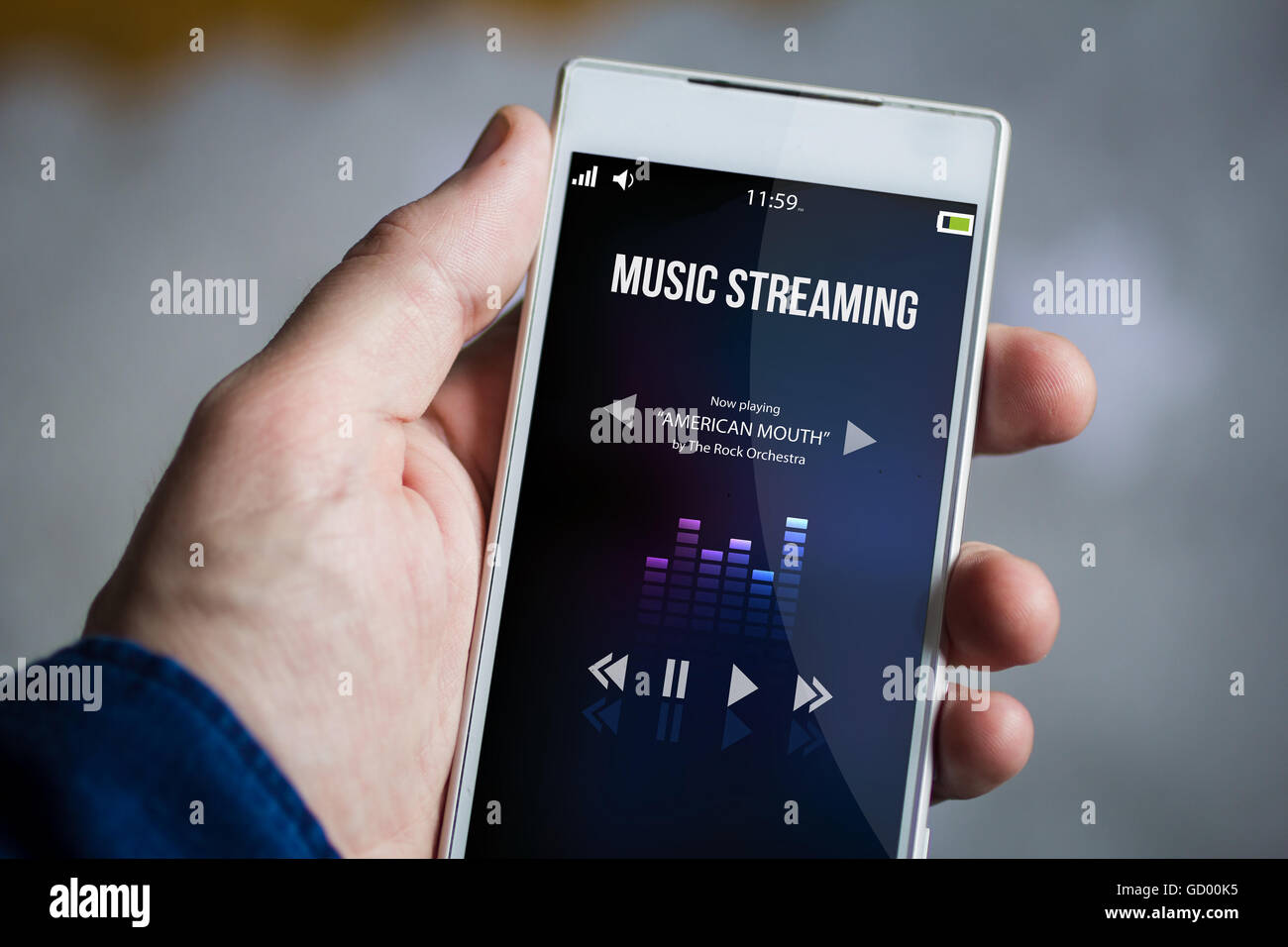 Mann Hand mit Musik-Streaming-Smartphone. Alle Bildschirm-Grafiken bestehen. Stockfoto