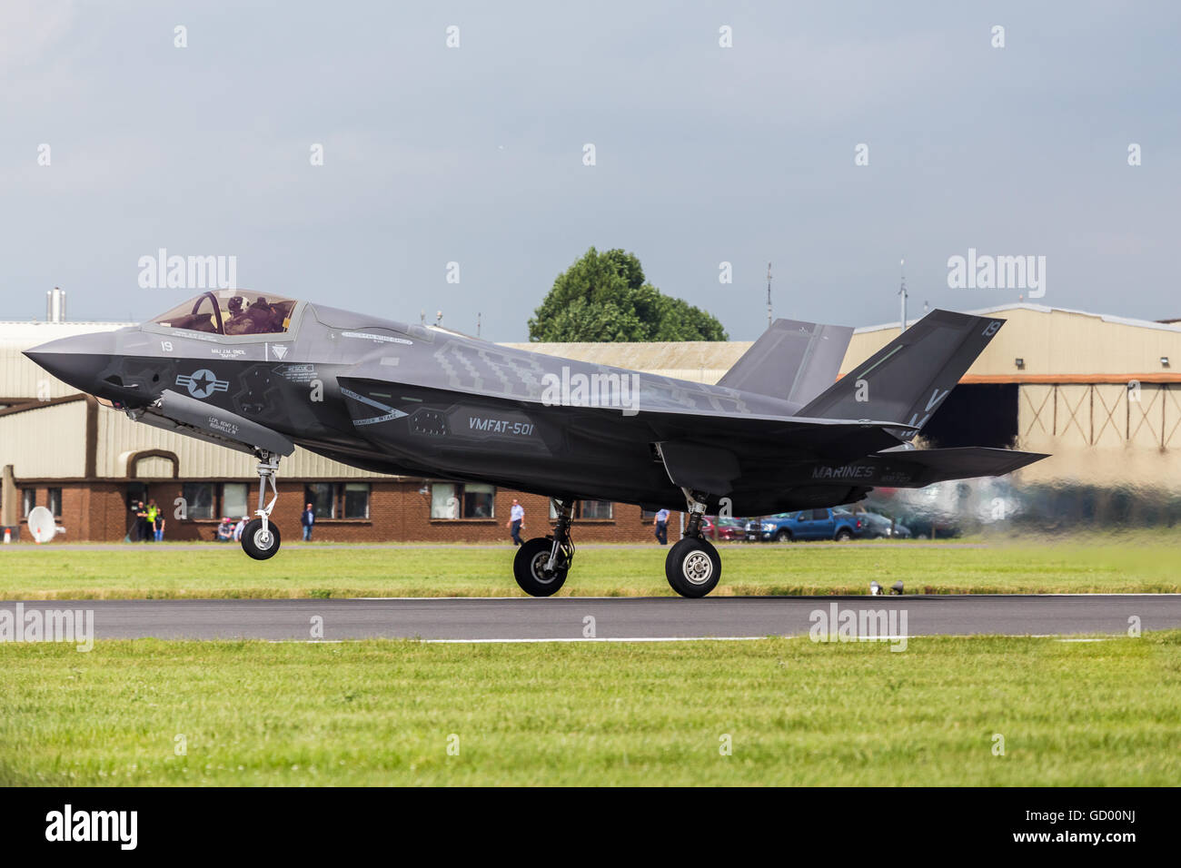 Ein Stealth-Fighter F-35 b steigt von der Landebahn auf 2016 Royal International Air Tattoo abgebildet. Stockfoto