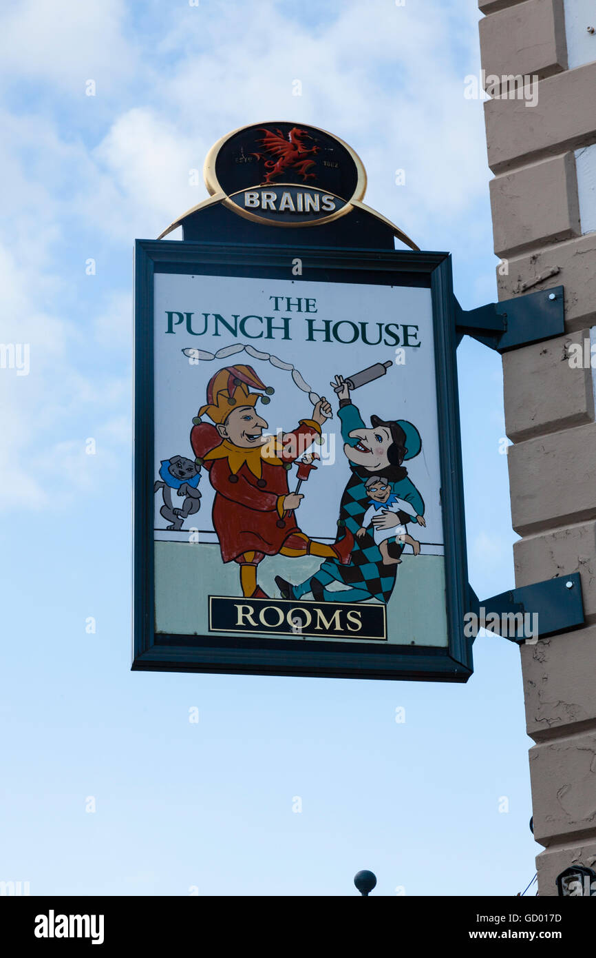Pub Schild hängen über The Punch House Monmouth Stockfoto