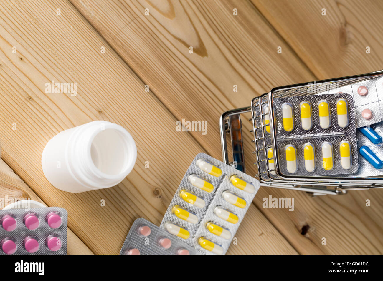 Haufen Medizin bunte Pillen Blister Pack und Wasserglas Stockfoto