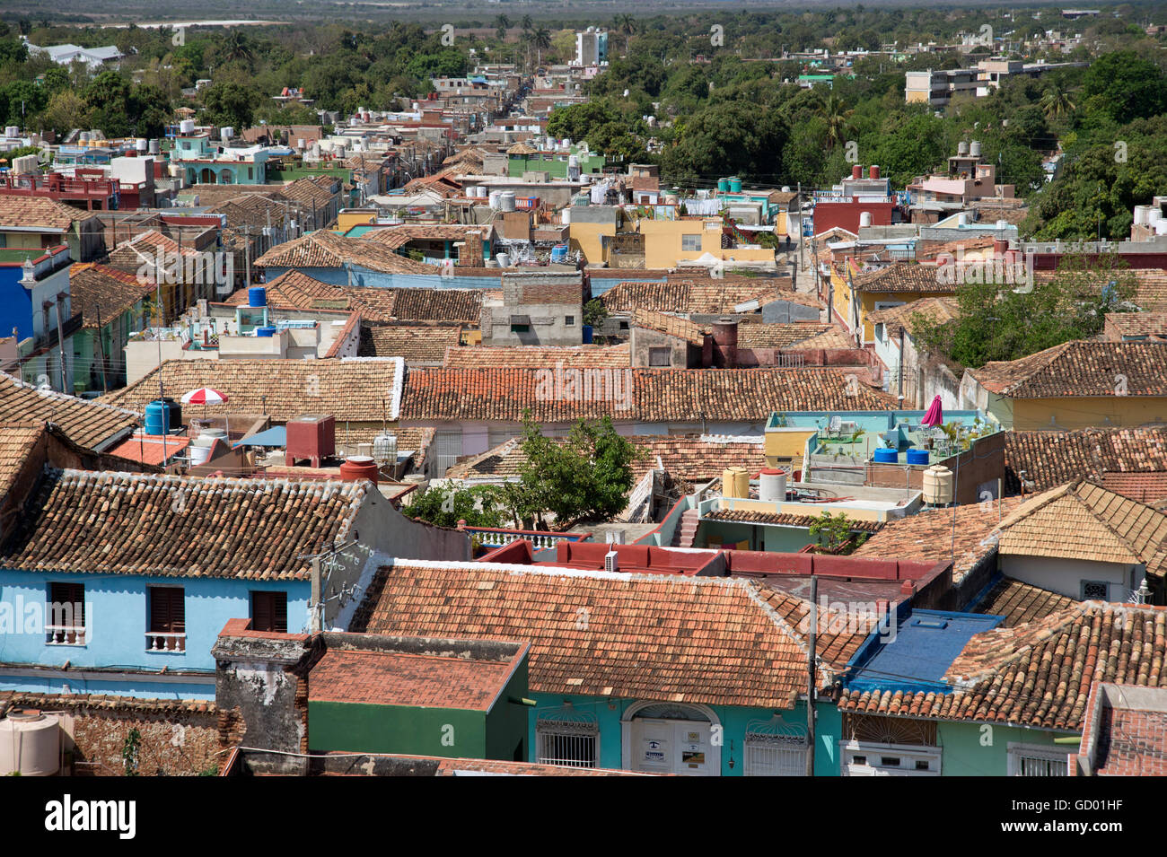 Ein Blick auf die hübsche Terrakottafliesen Dächer und Straßenführung der spanischen Kolonialzeit Trinidad in Kuba Stockfoto