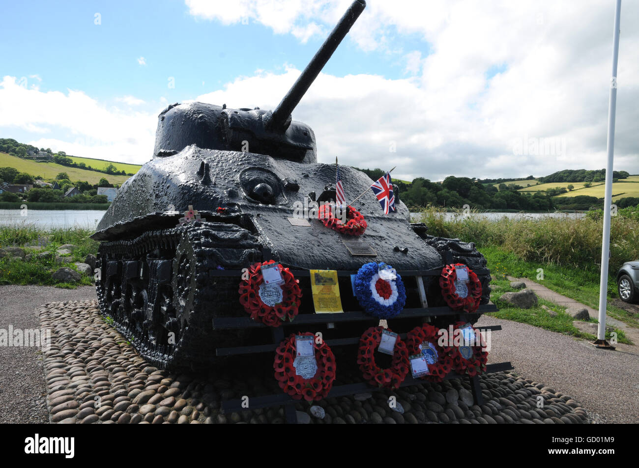 Ein Amerika WW2 Sherman-Panzer auf dem Display an Slapton Sands, Devon, England. Der Tank war im Meer während einer Pratice Fpr die D-Day Landungen 1944 verloren. Stockfoto