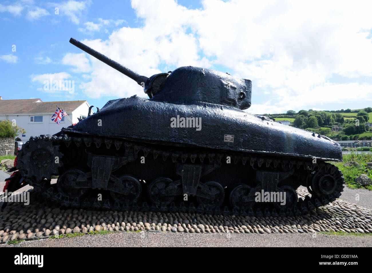 Ein Amerika WW2 Sherman-Panzer auf dem Display an Slapton Sands, Devon, England. Der Tank war im Meer während einer Pratice Fpr die D-Day Landungen 1944 verloren. Stockfoto