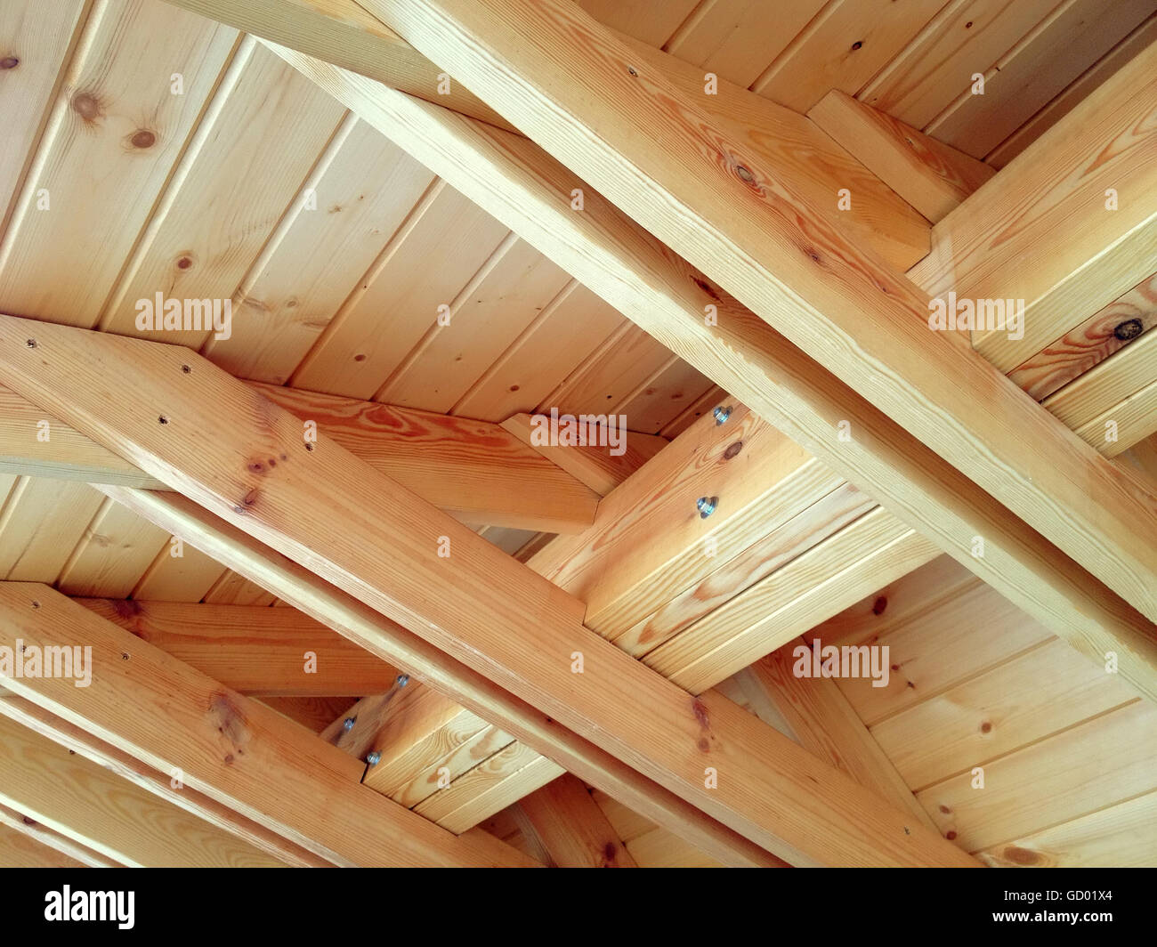 Dachkonstruktion mit hölzernen Sparren im traditionellen Stil Stockfoto