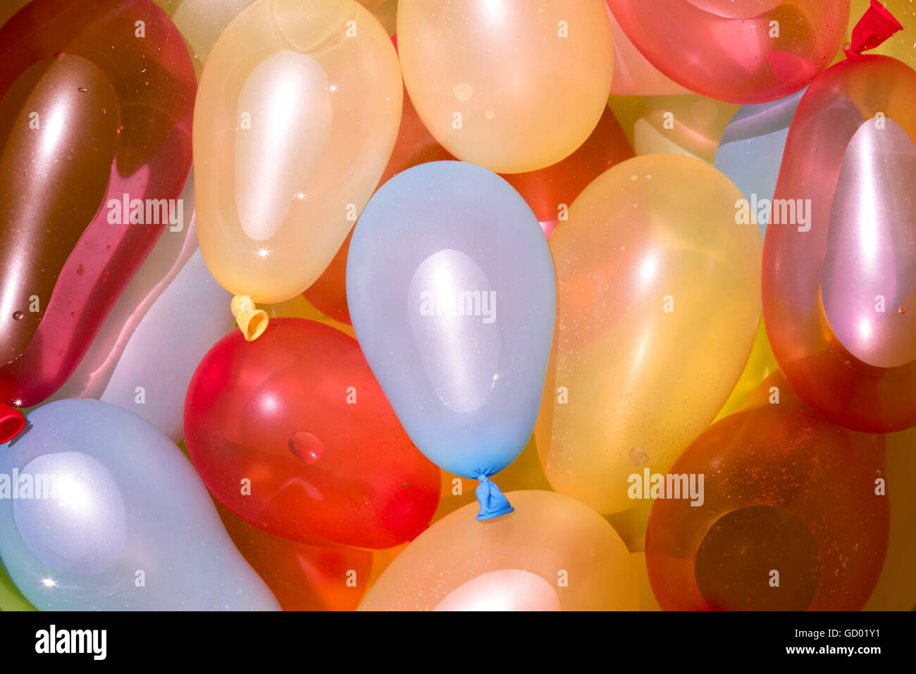 Bunte Wasser Luftballons auf Pool von Top Blickwinkel gesehen Sommer fun-Konzept. Stockfoto