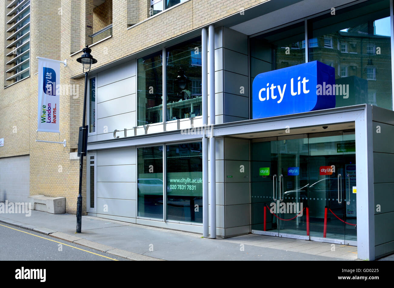 London, England, Vereinigtes Königreich. Stadt beleuchtet College in 1-10 Keeley Street, Covent Garden - Kurse Weiterbildung Stockfoto