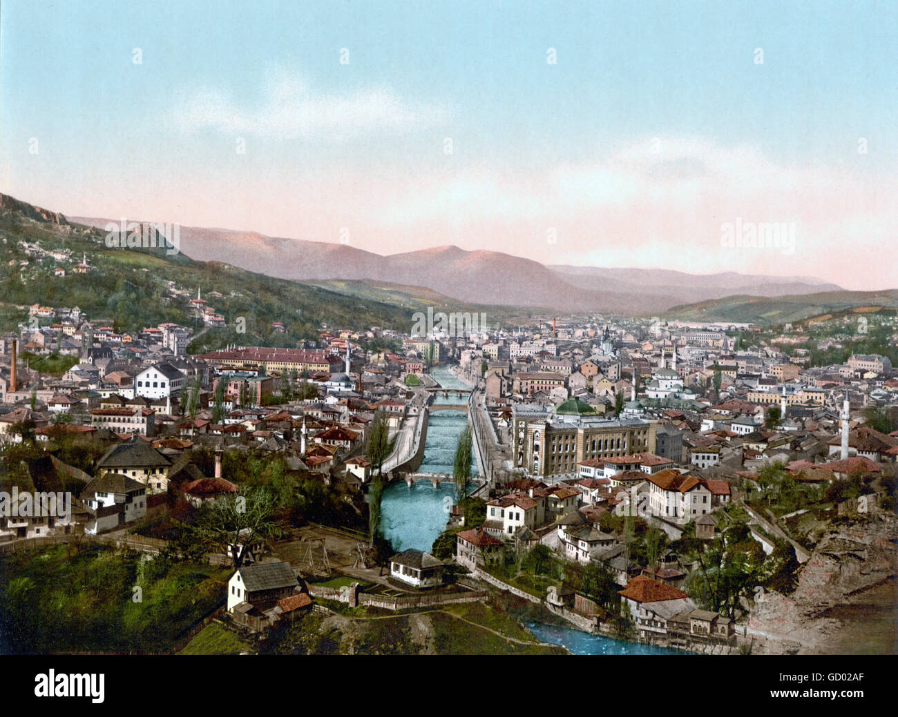 Blick auf Sarajevo aus dem Norden am Ende des 19. Jahrhunderts, Photochrom print c 1890-1900. Stockfoto