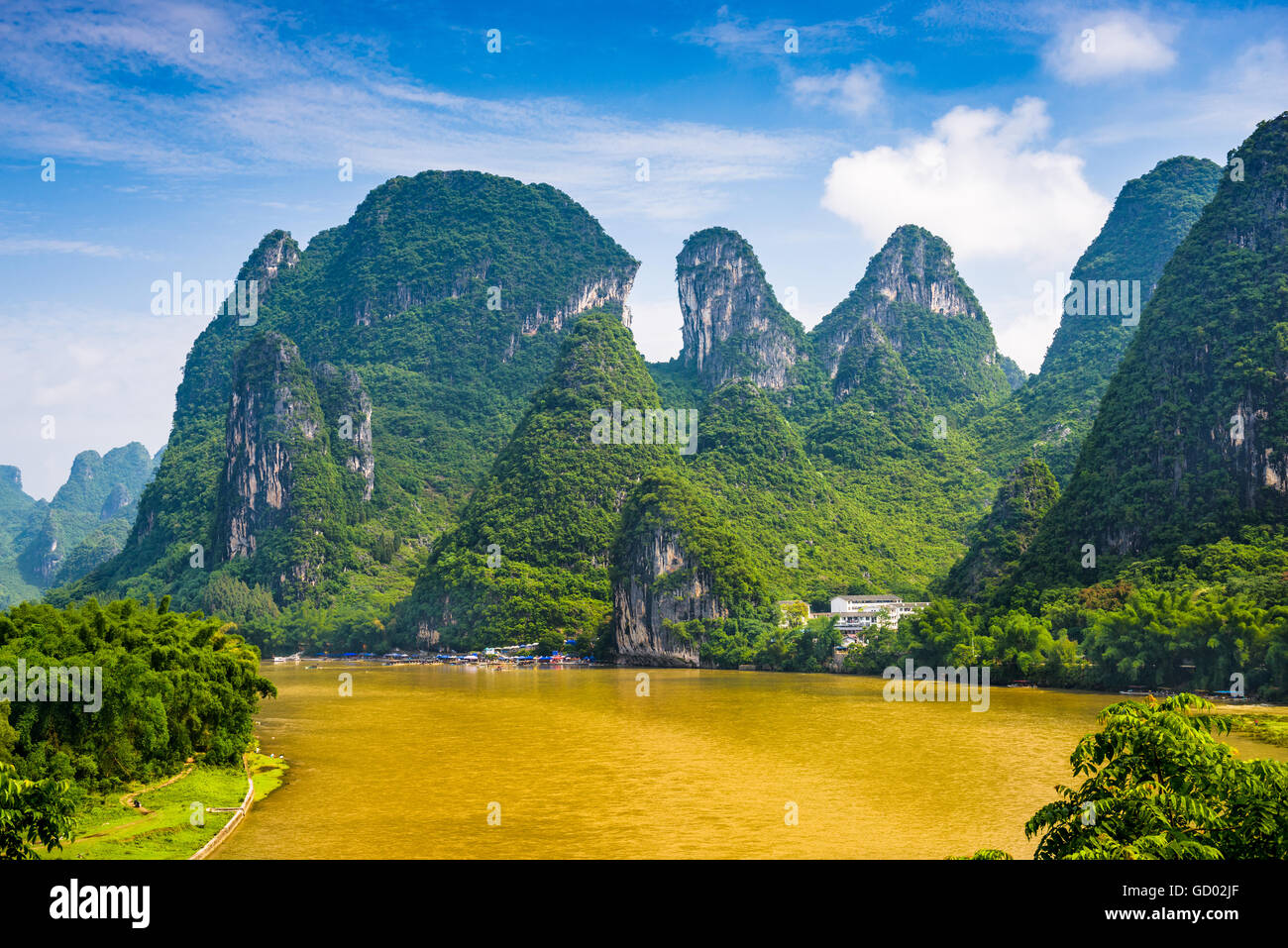 Karst Gebirgslandschaft auf dem Li-Fluss im ländlichen Guilin, Guangxi, China. Stockfoto