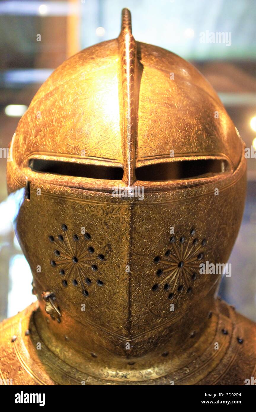 Kunstvoll geschnitzten goldenen Helm Stockfoto