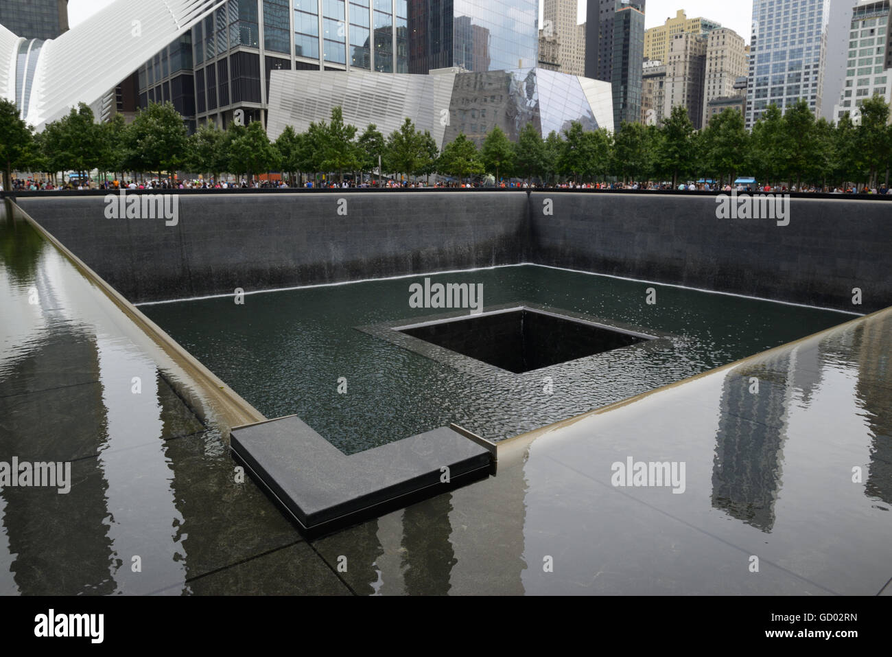 World Trade Center 9/11 Memorial. Website von einem der Türme, die hinunterging, lower Manhattan. Memorial Museum im Hintergrund Stockfoto