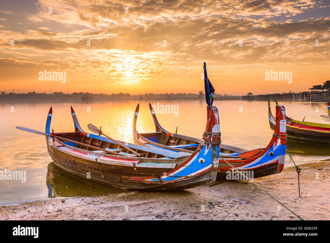 Mandalay, Myanmar auf dem Taungthaman-See vor U Bein Brücke. Stockfoto